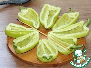 Половинки перца, запечённые с начинкой