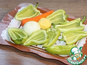 Половинки перца, запечённые с начинкой