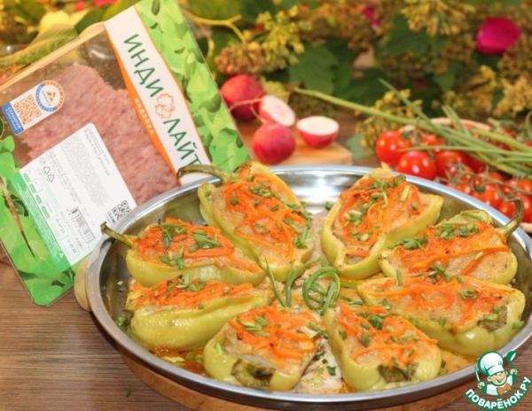 Половинки перца, запечённые с начинкой