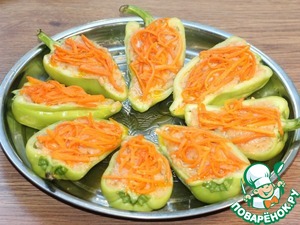 Половинки перца, запечённые с начинкой