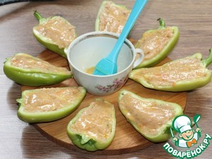 Половинки перца, запечённые с начинкой