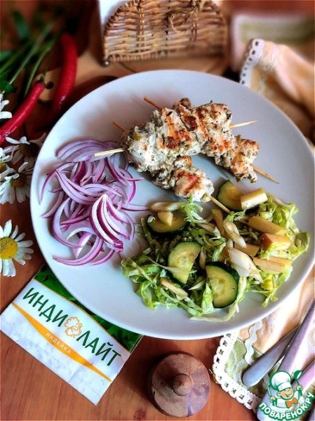 Пряная индейка с оливками и салатом