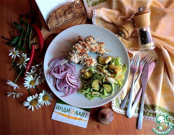 Пряная индейка с оливками и салатом