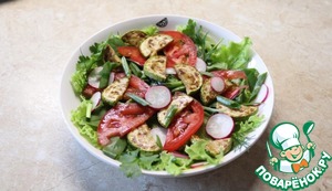 Салат с ветчиной и жареными кабачками