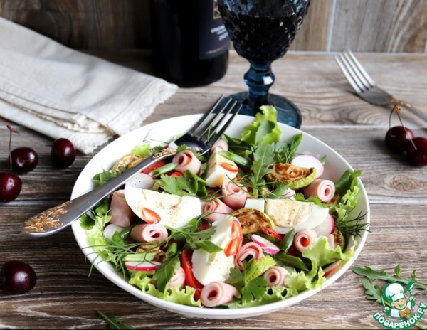 Салат с ветчиной и жареными кабачками