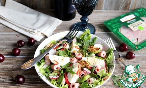 Салат с ветчиной и жареными кабачками