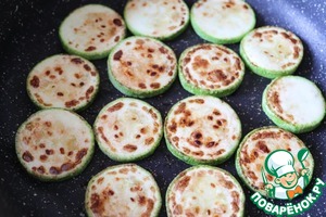 Салат с ветчиной и жареными кабачками