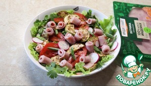 Салат с ветчиной и жареными кабачками