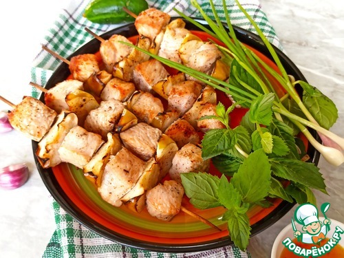 Шашлычки из индейки с яблоками