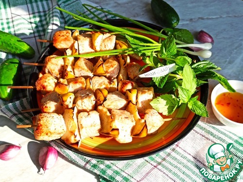 Шашлычки из индейки с яблоками