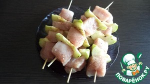 Шашлычки из индейки с яблоками