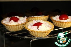 Тарталетки с колбасой и сыром