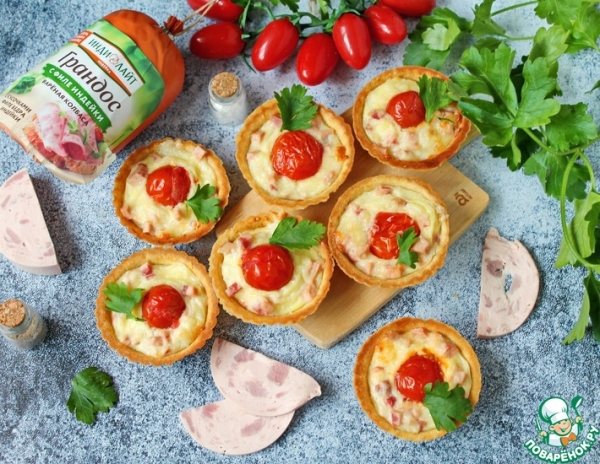 Тарталетки с колбасой и сыром