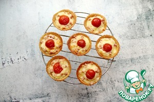 Тарталетки с колбасой и сыром