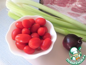 Сельдерей, запеченный с помидорами и беконом