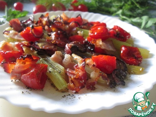 Сельдерей, запеченный с помидорами и беконом