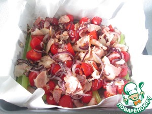 Сельдерей, запеченный с помидорами и беконом