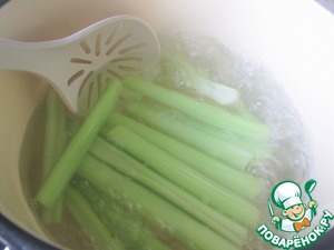 Сельдерей, запеченный с помидорами и беконом