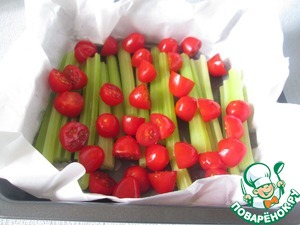 Сельдерей, запеченный с помидорами и беконом