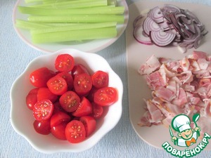 Сельдерей, запеченный с помидорами и беконом