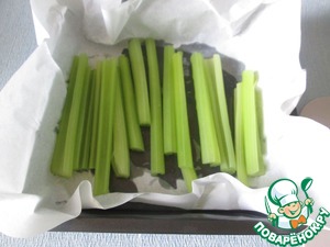 Сельдерей, запеченный с помидорами и беконом