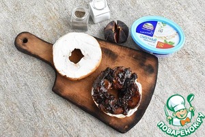 Бублик с куриной печенкой в карамели и творожным сыром Бублик с куриной печенкой в карамели и творожным сыром