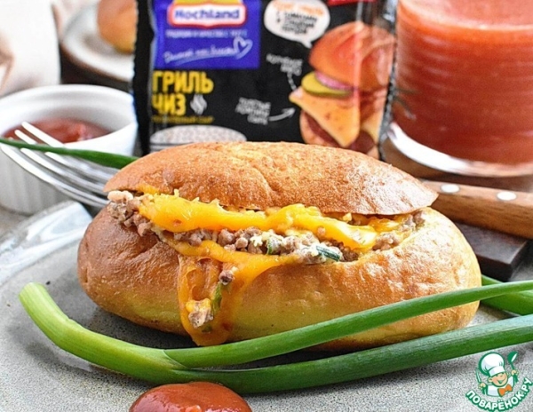 Булочка с фаршем и яйцом Булочка с фаршем и яйцом