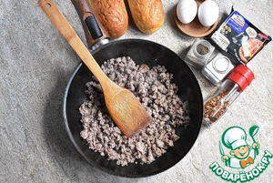 Булочка с фаршем и яйцом Булочка с фаршем и яйцом