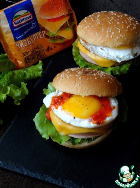 Бургер с колбасой и яйцом Бургер с колбасой и яйцом