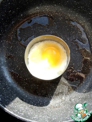 Бургер с колбасой и яйцом Бургер с колбасой и яйцом