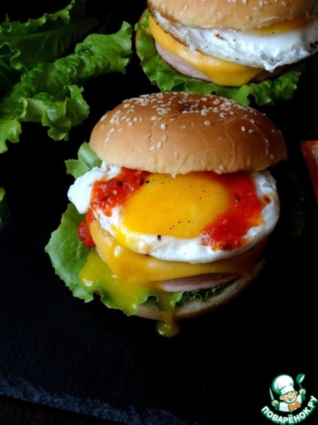 Бургер с колбасой и яйцом Бургер с колбасой и яйцом