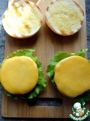 Бургер с колбасой и яйцом Бургер с колбасой и яйцом