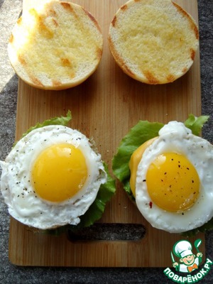 Бургер с колбасой и яйцом Бургер с колбасой и яйцом