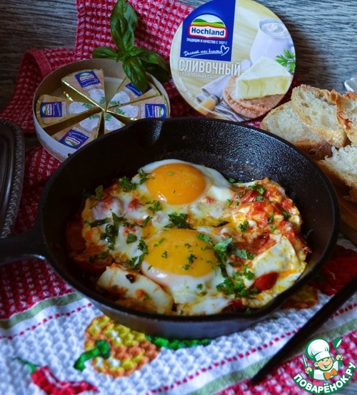 Яичница с плавленым сыром и овощами