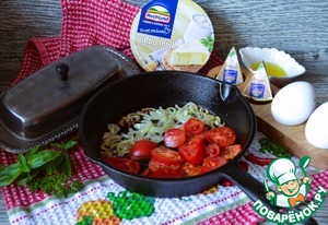 Яичница с плавленым сыром и овощами