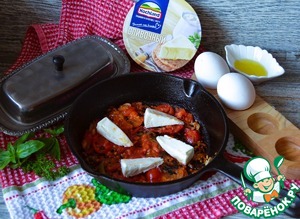 Яичница с плавленым сыром и овощами