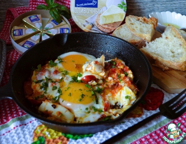 Яичница с плавленым сыром и овощами