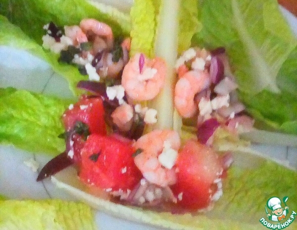 Креветки с арбузом и сыром Фета