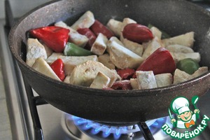 Салат из баклажанов, перца, томатов с творожным сыром Салат из баклажанов, перца, томатов с творожным сыром