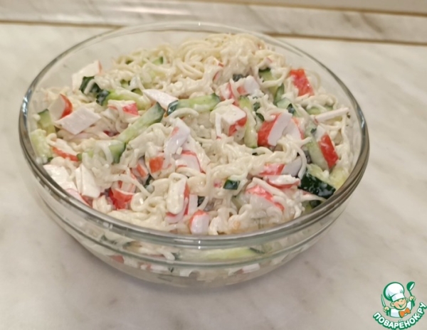 Салат с лапшой и крабовыми палочками