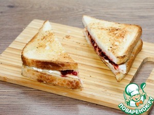 Сэндвич с карамельной брусникой и сыром Сэндвич с карамельной брусникой и сыром