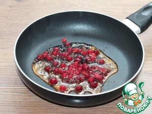 Сэндвич с карамельной брусникой и сыром Сэндвич с карамельной брусникой и сыром