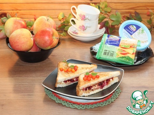 Сэндвич с карамельной брусникой и сыром Сэндвич с карамельной брусникой и сыром