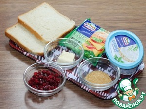 Сэндвич с карамельной брусникой и сыром Сэндвич с карамельной брусникой и сыром