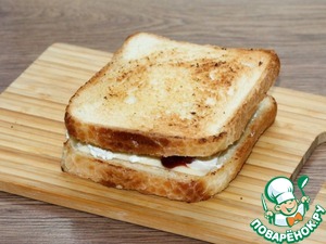 Сэндвич с карамельной брусникой и сыром Сэндвич с карамельной брусникой и сыром