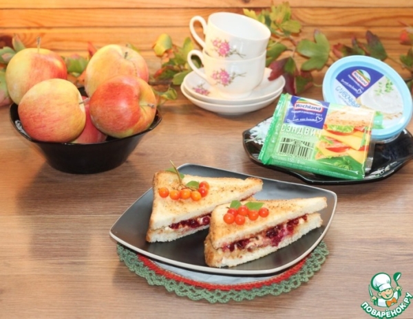 Сэндвич с карамельной брусникой и сыром Сэндвич с карамельной брусникой и сыром