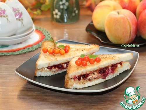Сэндвич с карамельной брусникой и сыром Сэндвич с карамельной брусникой и сыром