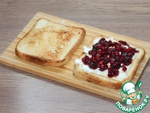 Сэндвич с карамельной брусникой и сыром Сэндвич с карамельной брусникой и сыром