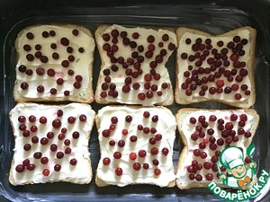 Запеченный французский тост с брусникой и творожным сыром Запеченный французский тост с брусникой и творожным сыром