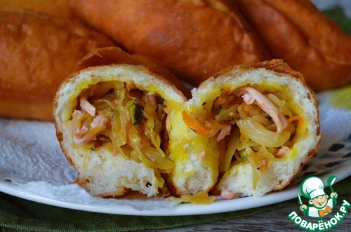 Жареные пирожки с капустой и колбасой